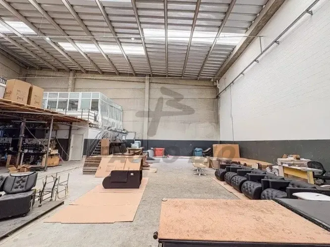 Galpão Industrial para venda com renda o Bairro Sertãozinho em Mauá - SP