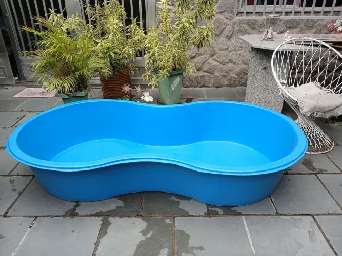 Piscina 500l em forma de feijão.