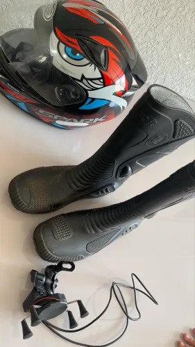Capacete, capa de chuva, bota.