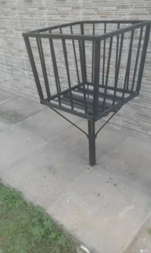Lixeira para calçada nova instalada vários modelos e tamanhos