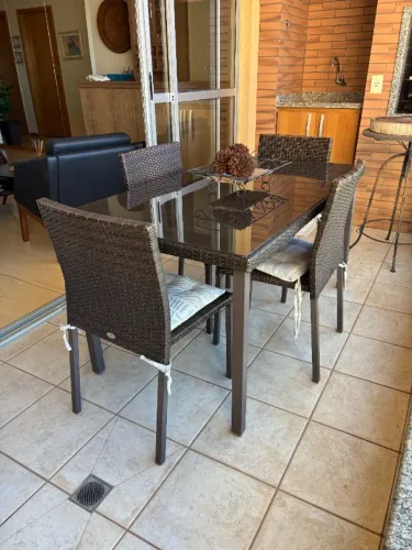 Conjunto Mesa Retangular Metal + 4 Cadeiras Fibra Sintética e Vidro