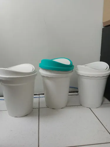 Lixeiras plásticas médias com tampa basculante