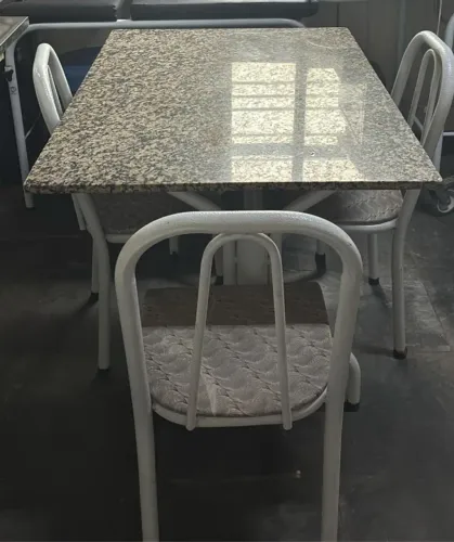 Mesa de Marmore (3 cadeiras)