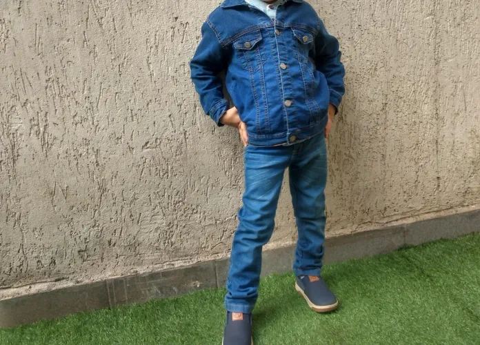 Roupa inverno 4 peças Jaqueta calça e camisa (4) e tenis Tam (28).