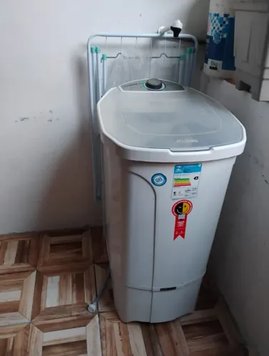 Tanquinho de lavar roupa junto com varal.