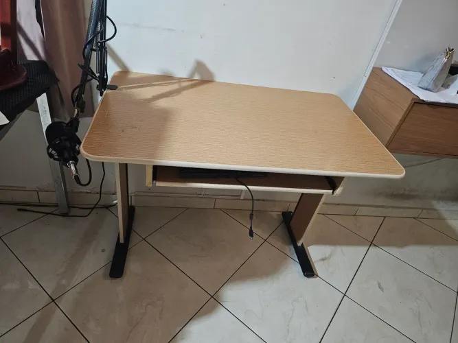 Mesa para computador impecável
