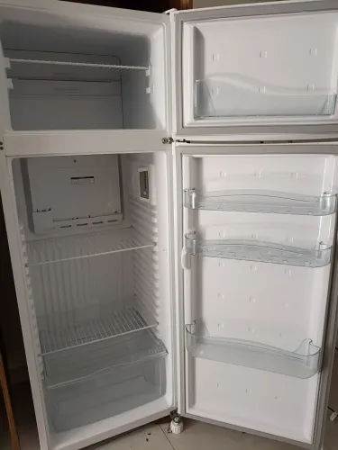 Vende geladeira semi nova