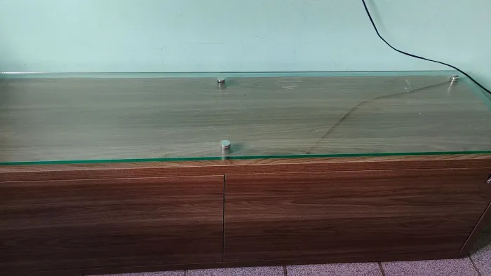 Rack baú de madeira com vidro suspenso 