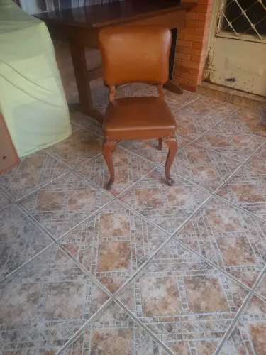 Vendo cadeira antiga em ótimo estado.