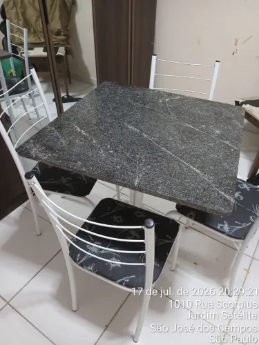 Mesa com quatro cadeiras