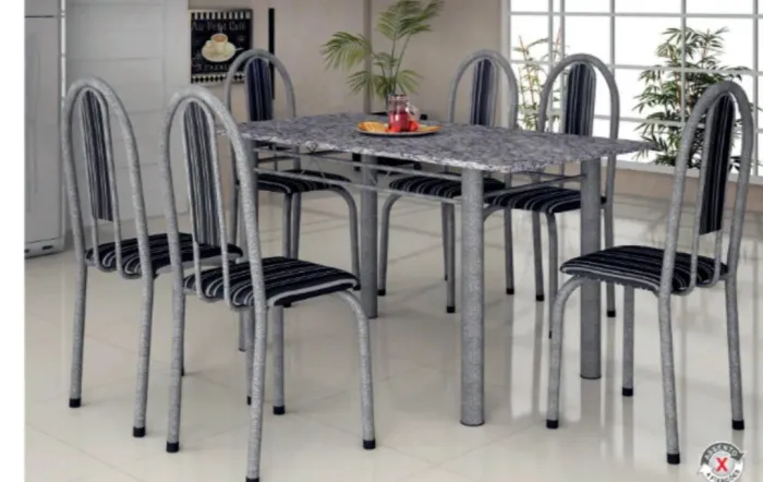 Mesa sem as  cadeiras 