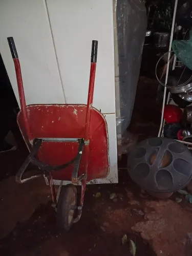 Vende-se carrinho de mão