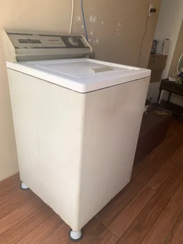 Máquina de lavar antiga usada seminova