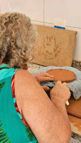 Aulas de cerâmica e modelagem em argila em domicílio para pessoas idosas e (PCDs)