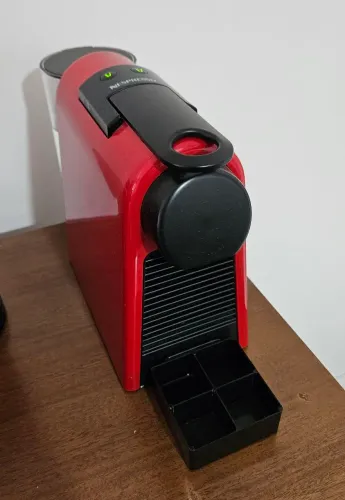 Máquina de Café Nespresso Essenza Mini vermelha <br>Mini Vermelha