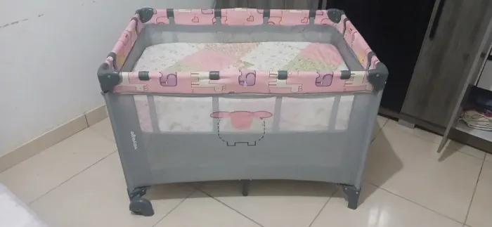Berço para bebê e colchão ortbom feito s.medida e carrinho de bebê em estado novíssimo.