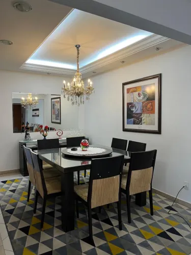 Mesa de tampo de vidro com 8 cadeiras 