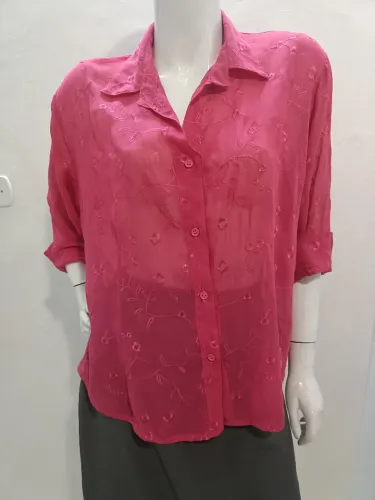 Camisa transparente bordada. Tam G usada.