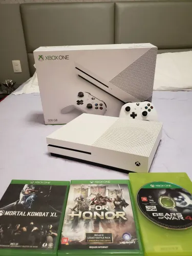 XBOX ONE S 500GB com leitor Blu-ray (MUITO NOVO) 