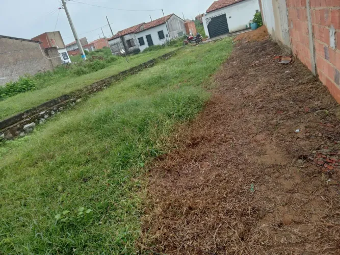 Vendo um chão de casa com 6 metros de largura por 22 de comprimento, cor$ 23 mil