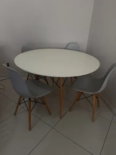 Kit Mesa Redonda Eames Eiffel Wood 120cm + 4 Cadeiras Eiffel