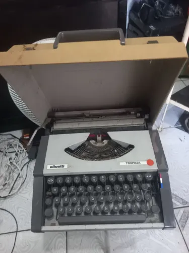 Máquina de datilografia antiga. 