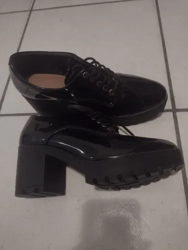 Sapato preto verniz tratorado 