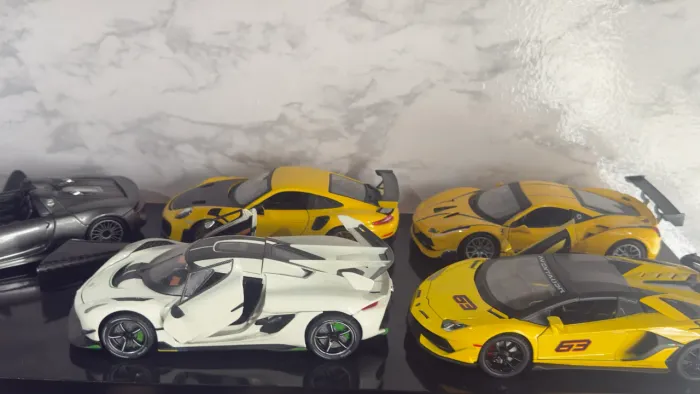 Decoração SuperCarros Escritório Mesa Prateleira