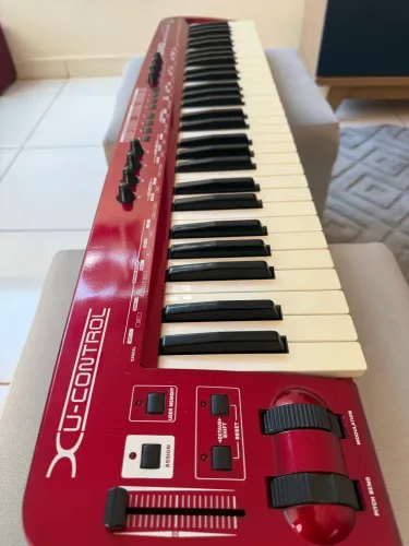Teclado Controlador Behringer UMX 610 61 teclas 