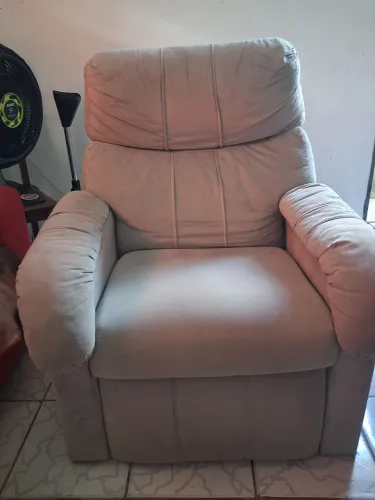 POLTRONA RECLINÁVEL, EM BOM ESTADO, SEM NENHUMA AVARIA, UDADA