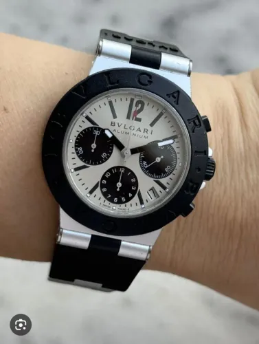Relógios da bvgari besel de metal um clássico um modelo despojado que compõe pulseira d bo