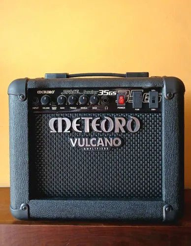 Cubo Amplificador METEORO Vulcano pra Guitarra. Semi Novo na Caixa