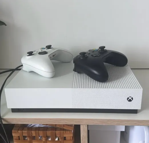 XBOX ONE S ALL DIGITAL 1TB (com 2 controles)
