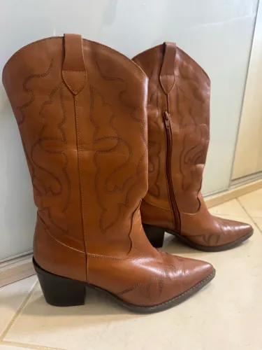Bota couro nova