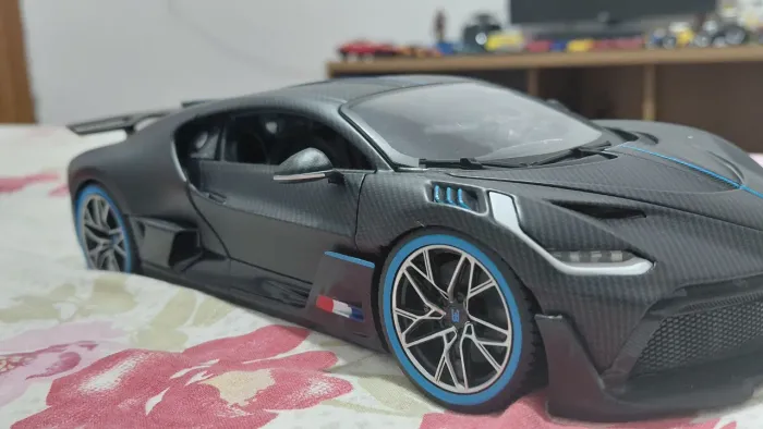 Miniatura Bugatti Divo 1:18 Bburago Carbon Series (Colecionador)