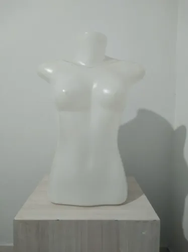 Manequim frontal para expor sutiã biquíni parte de encima. 