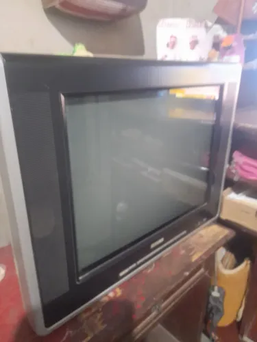 Vende se uma tv 20 polegada e de tubo mas e tela plana muito boa funciona perfeitamente va