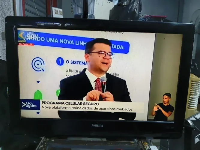 TV 32" Philips com conversor e controle