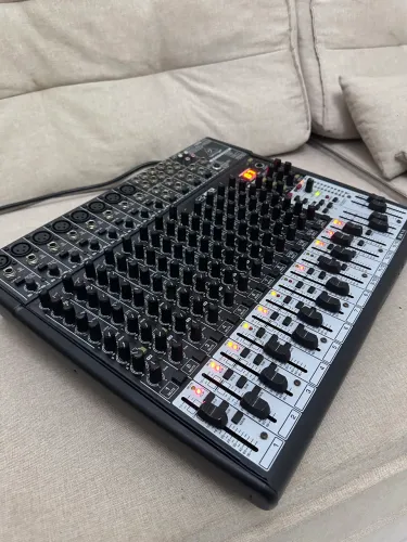 Mesa de som 22 canais Behringer Xenix 2222USB