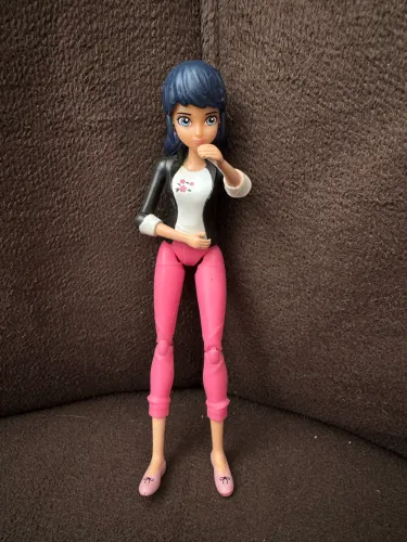 Boneca articulada da personagem Marinette Dupain-Cheng . 15 cm de altura.