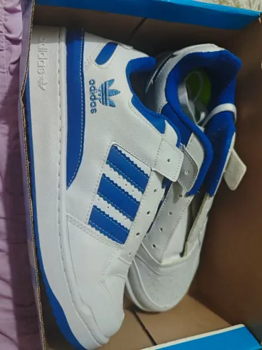 Tênis Adidas branco e azul royal