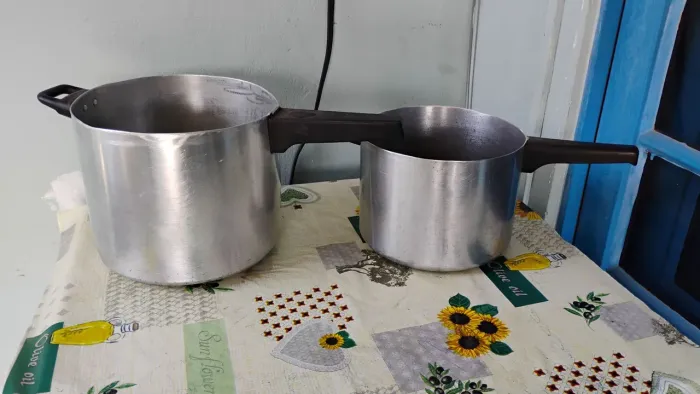 Panelas de pressão cortada tipo caçarola uma de 7 litros e a outra de 4 litros e meio