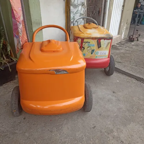 Vendo dois carrinhos de picolé