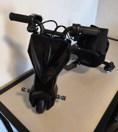 Triciclo elétrico novo com Bluetooth, som e luzes.