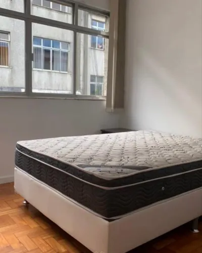 Cama box Queen com colchão ortobom mola e sacada