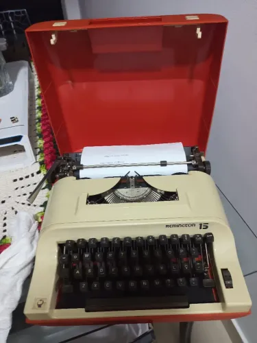 Vendo máquina de escrever antiga em perfeito estado, ótimo para colecionador 