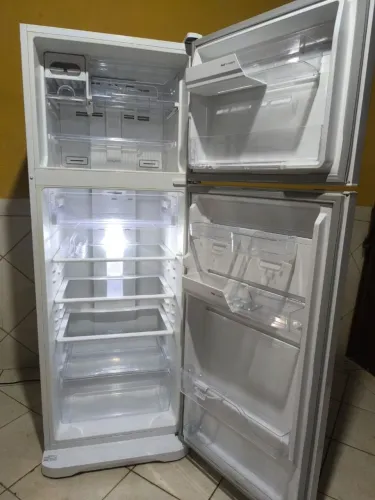 Geladeira Eletrolux Frost Free 