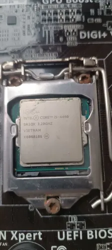 I5 4460 3,2ghz por apenas 150. Vai com cooler.