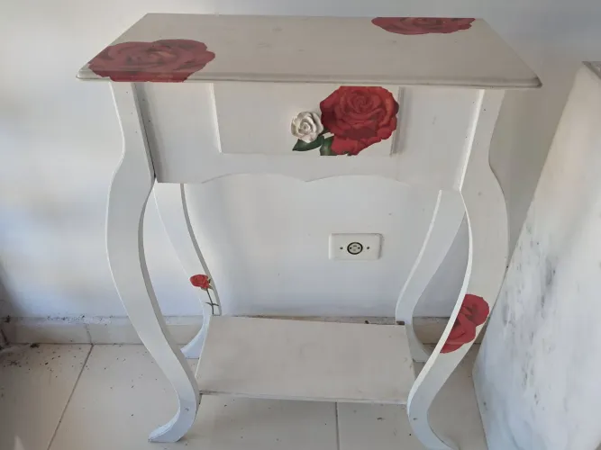 Aparador em mdf com detalhes adesivados de rosas. Pequeno proprio para hall de entrada
