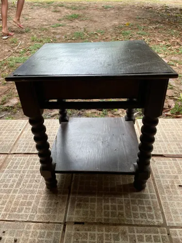 Mesa de cabeceira antiga, torneada. Preço: 80,00